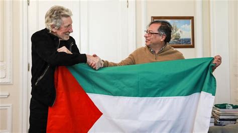 İ­n­g­i­l­i­z­ ­m­ü­z­i­s­y­e­n­ ­W­a­t­e­r­s­ ­F­i­l­i­s­t­i­n­ ­b­a­y­r­a­ğ­ı­ ­a­ç­t­ı­